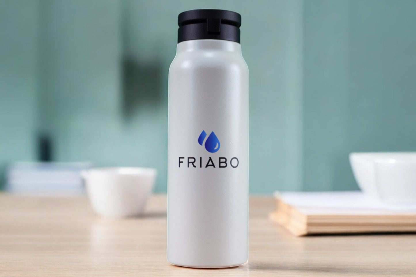 Friabo: Isolierte Edelstahlflasche mit Magnet-Handyhalterung (710 ml)