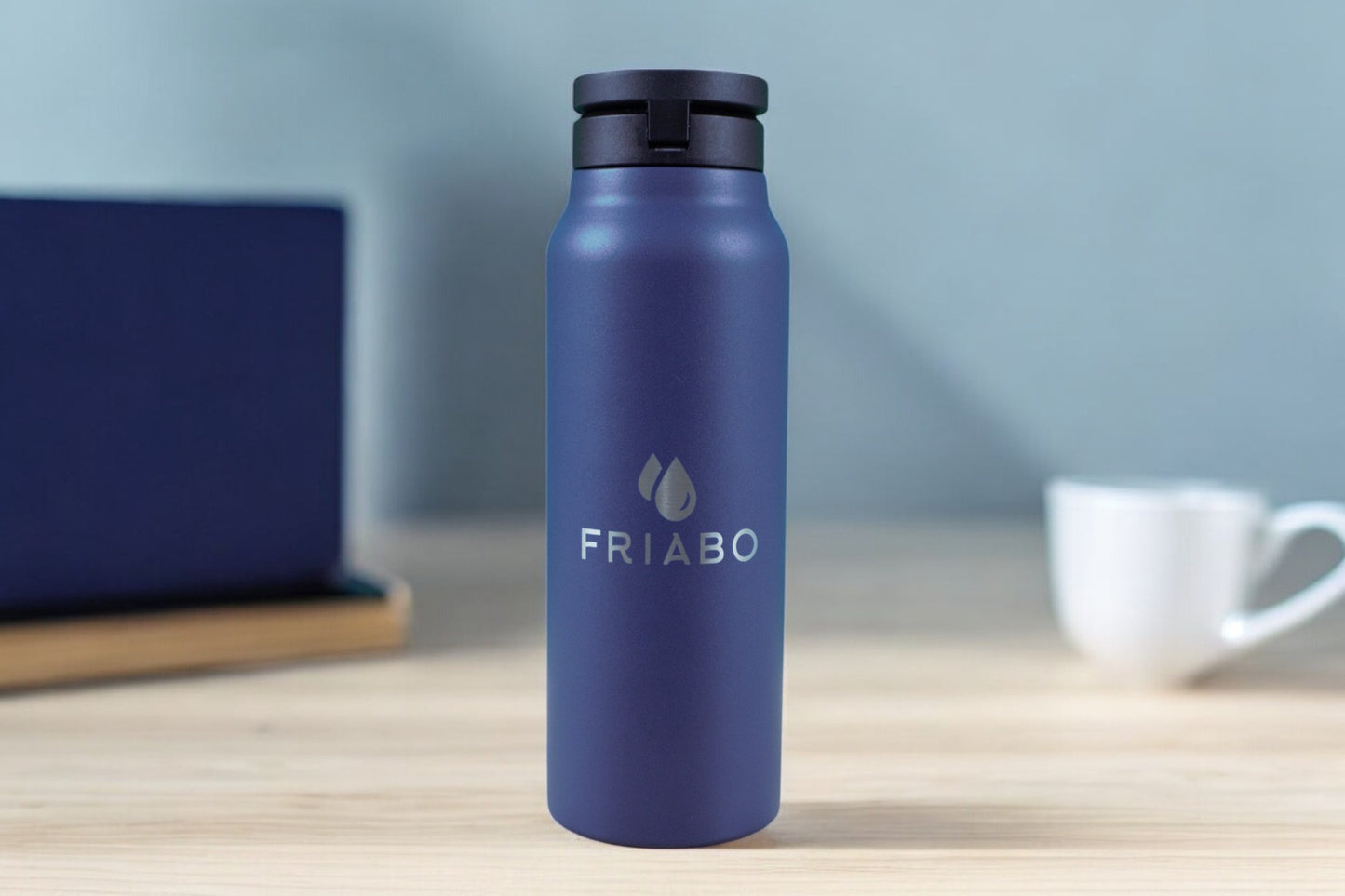 Friabo: Isolierte Edelstahlflasche mit Magnet-Handyhalterung (710 ml)
